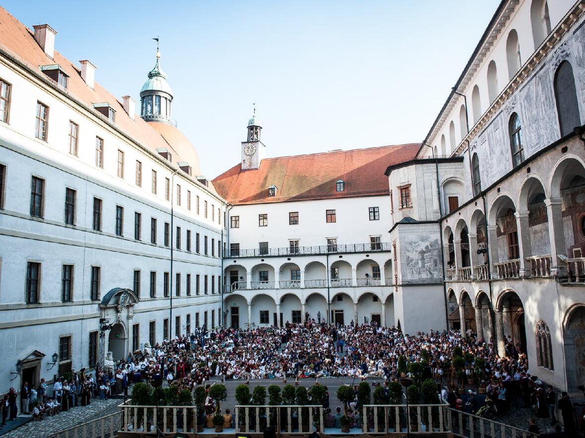 steckenreitertanz-002-jm-der-schlosshof-ist-gefuellt