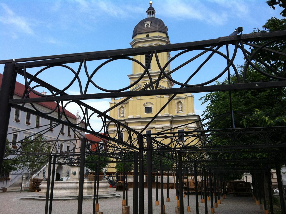 schlossfest-aufbau-2013-neuburger-karlsplatz