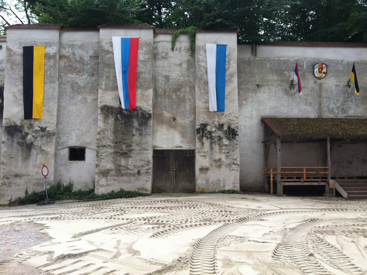 schlossfest-aufbau-2013-die-tunierflaggen-sind-bereit