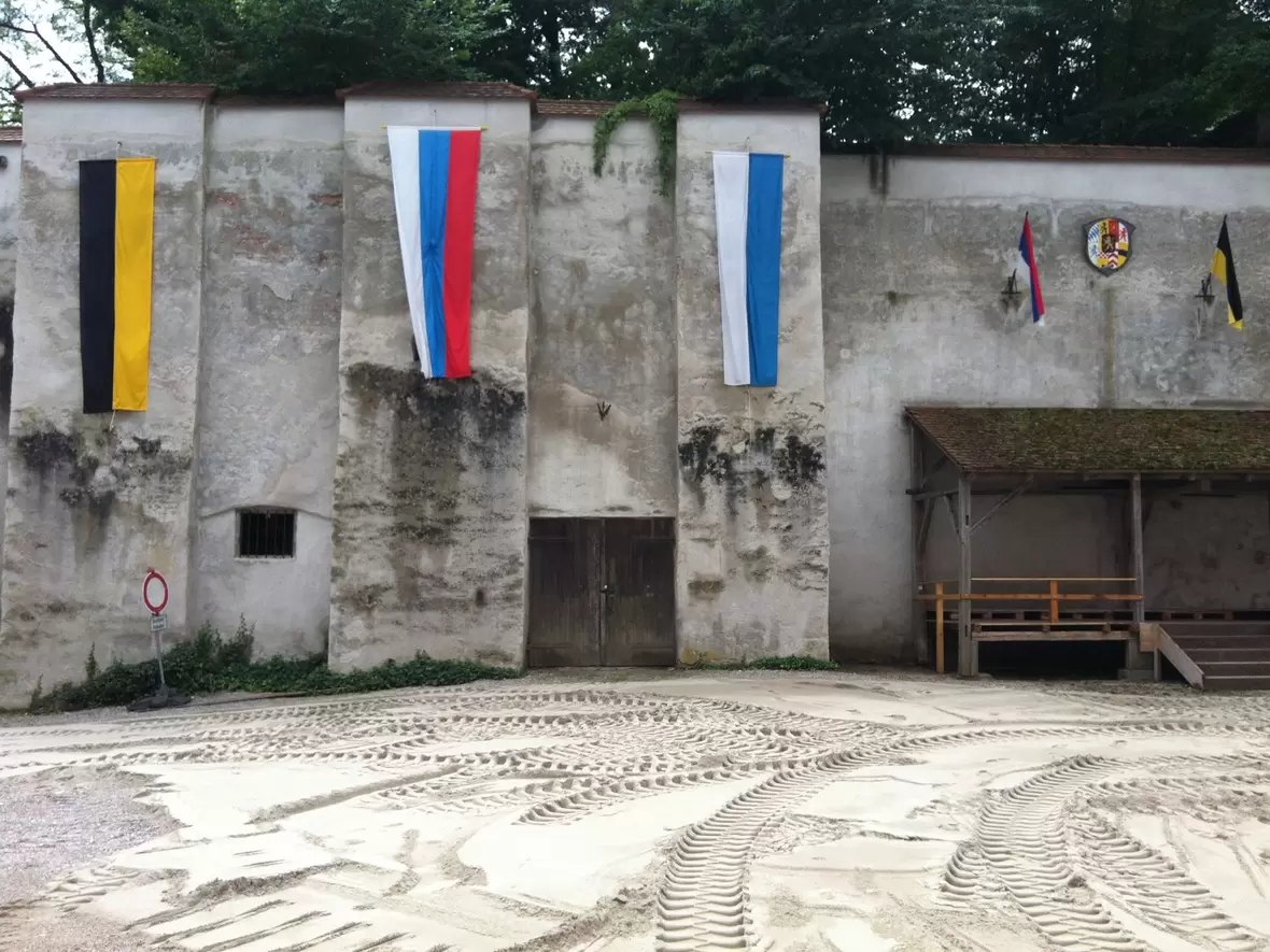 schlossfest-aufbau-2013-die-tunierflaggen-sind-bereit