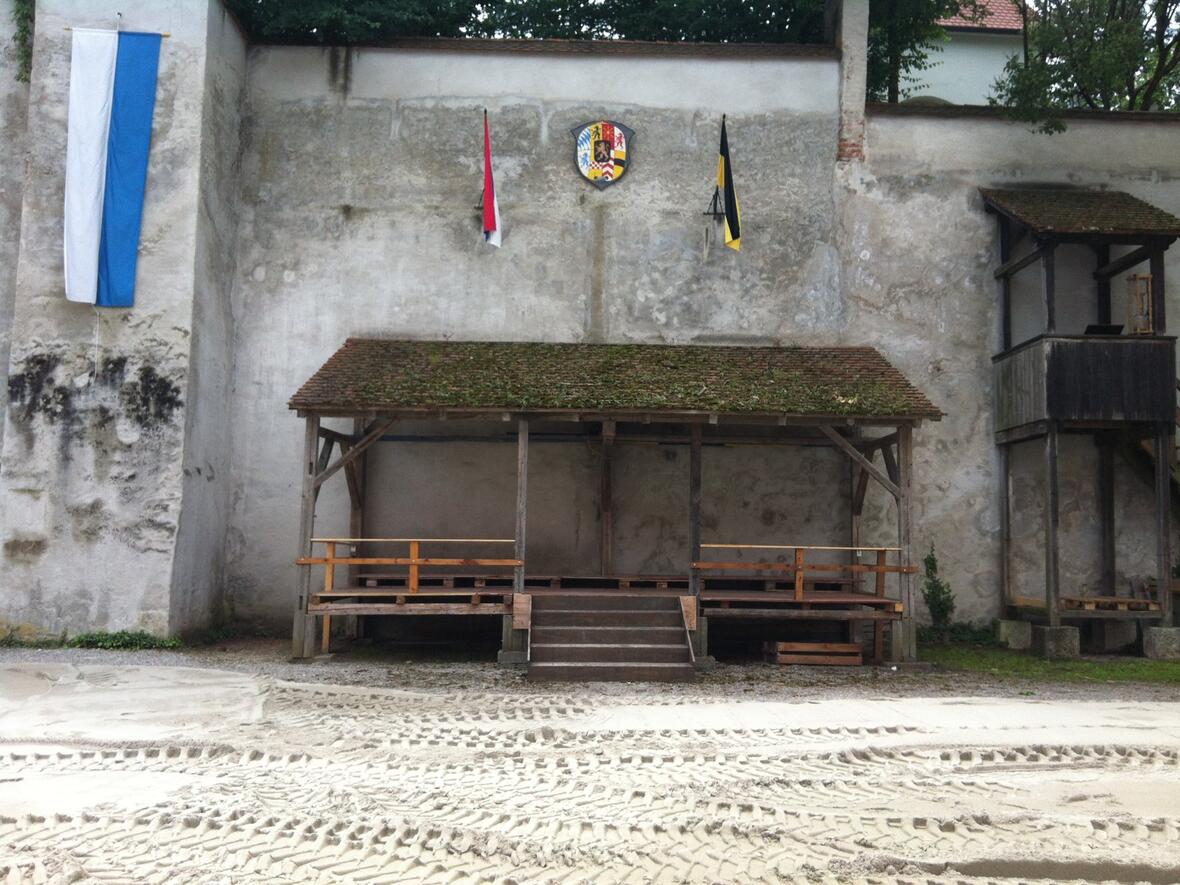 schlossfest-aufbau-2013-die-reiterspiel-tribuene-ist-noch-leer