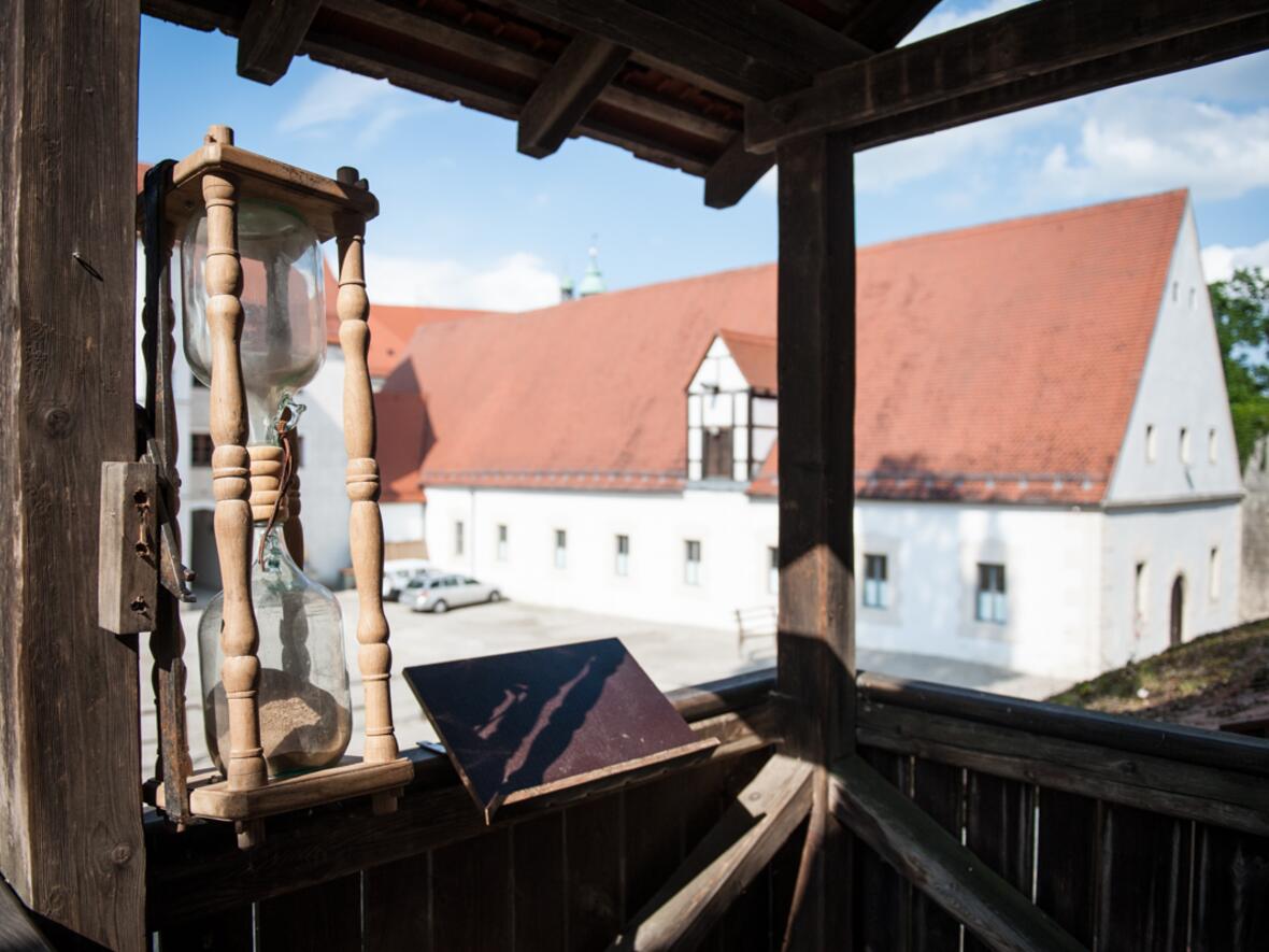 schlossfest-aufbau-2013-die-zeit-laeuft-jm