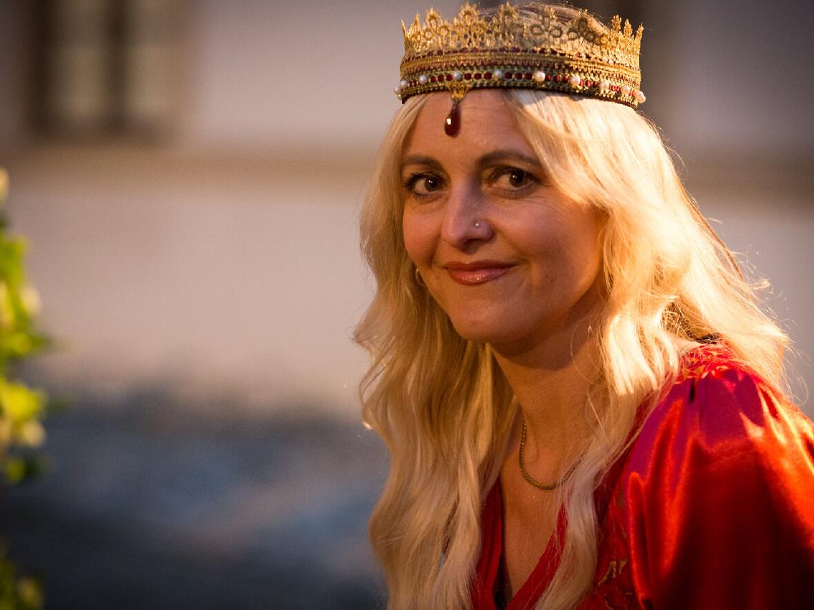 2013-06-25_tanz_und_scherz_bei_hofe_jtw-7-dame-in-rot