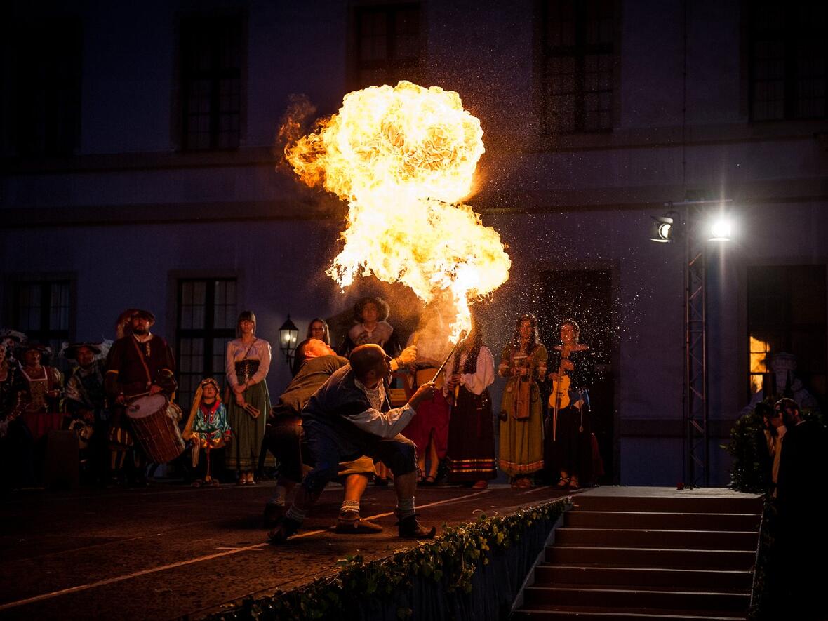tanz-und-scherz-bei-hofe-002-jm-doppelfeuerball