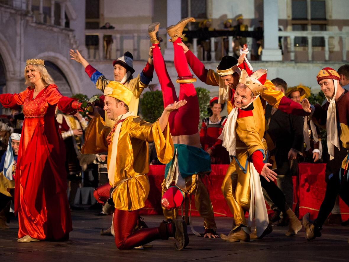 2013-06-25_tanz_und_scherz_bei_hofe_jtw-15-moriskentaenzer-mit-dame