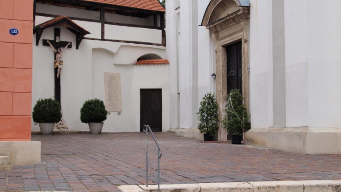 vorplatz-kirche-st-peter
