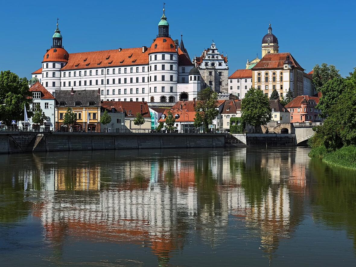 donaukai-schlossblick