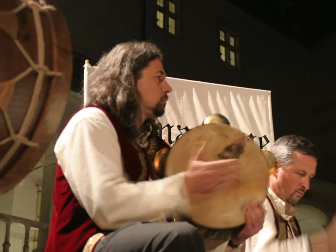 bauchtanz-trommler-bei-nacht