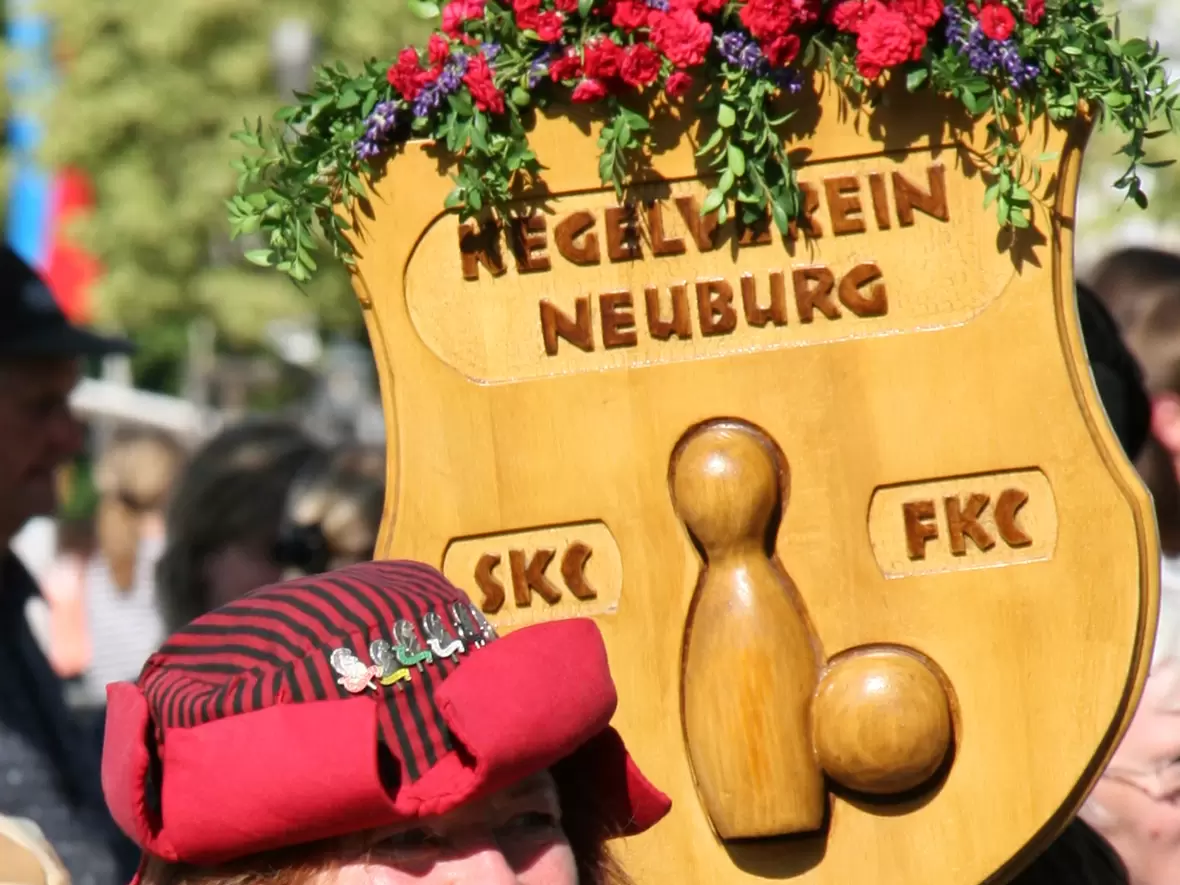 einzug-mit-dem-wappen-der-kegler