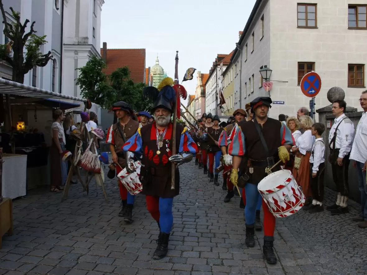 unterwegs-in-der-altstadt-zu-neuburg