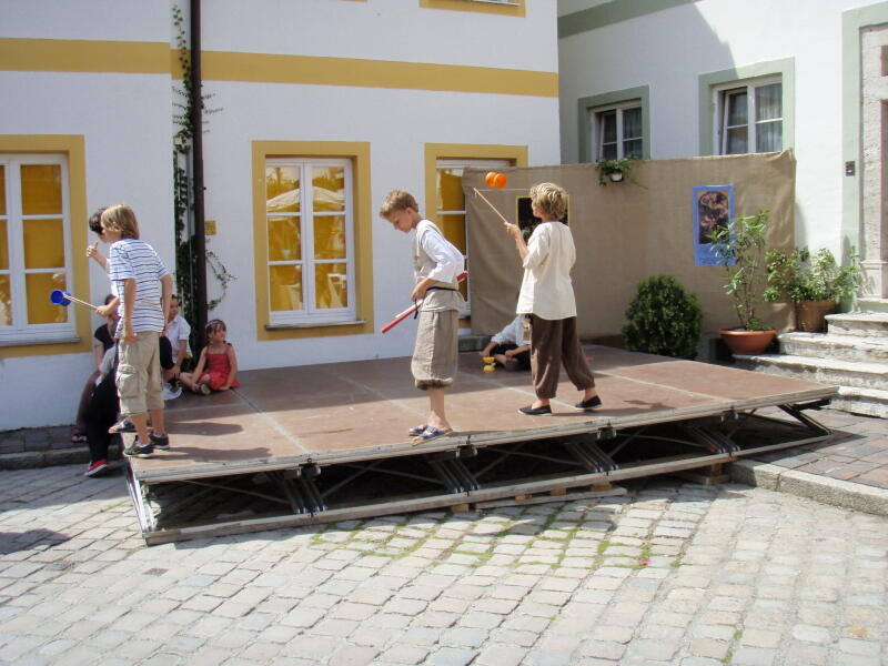 ballade-vom-schoenen-maegdelein-und-dem-dreikoepfigen-ungeheuer_buehne-josefstrasse